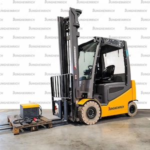 Electrostivuitor Jungheinrich EFG 425k, capacitate de ridicare 2500 kg