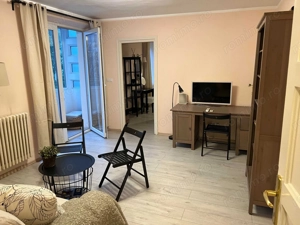Apartament superb 2 camere, de închiriat, Piața Romană, balcon, vedere spre parc - imagine 2