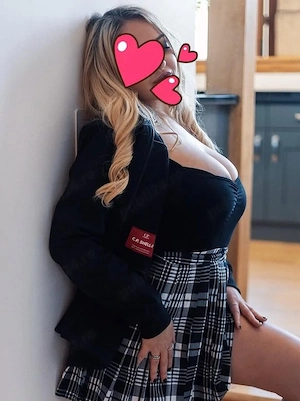 Buna ma numesc catalina sant nouo aici   caut colega 