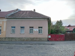 Casă și teren ultracentral, POT maxim 80%: ideală atât pentru locuință, cât și pentru investiție.