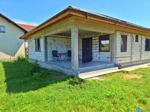 CASA PE PARTER IN BUJORENI - LINISTE, CURTE SI VEDERE SPRE VF. COZIA - imagine 2