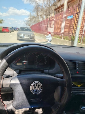 Se vinde ,vw golf 1,9tdi alh ,din anul 2001,consuma foarte puțin este buna pt naveta sau pt piese  - imagine 2
