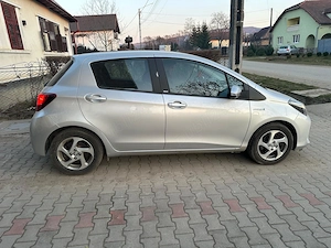 De vânzare Toyota Yaris 2016, hibrid (benzina + electrică), cutie automată  - imagine 2