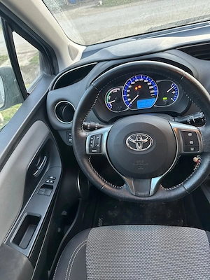 De vânzare Toyota Yaris 2016, hibrid (benzina + electrică), cutie automată  - imagine 4