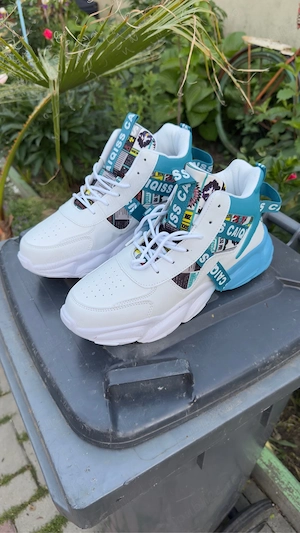    Sneakers moderni și comozi   