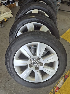 De vânzare set roți complete de vară VW – jante + cauciucuri Pirelli
