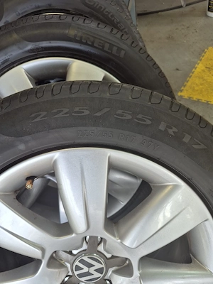 De vânzare set roți complete de vară VW – jante + cauciucuri Pirelli - imagine 2