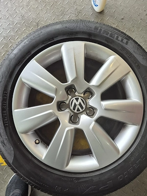 De vânzare set roți complete de vară VW – jante + cauciucuri Pirelli - imagine 3