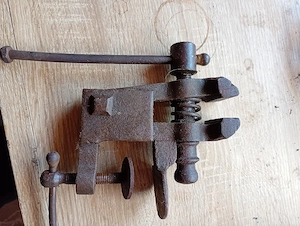 de vânzare menghina veche mică 
