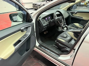Volvo XC60 2.4 AWD - imagine 9
