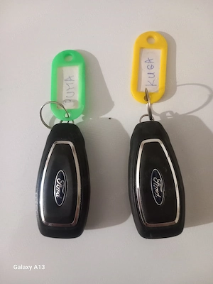 Vând chei auto ford