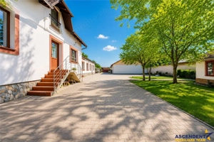 Sediu firma  rezidential, pe domeniu de 2.240 mp teren,Central, Halchiu, Brasov