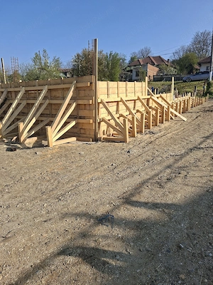 Construim case la rosu sau cheie