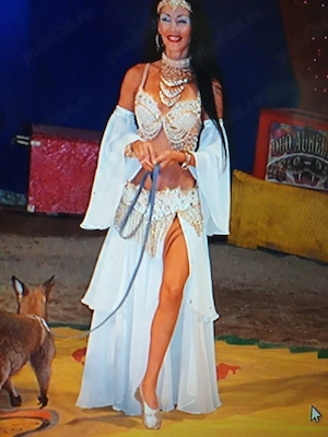vind costume arabesti,rochii scurte si lungi ptr evenimente 