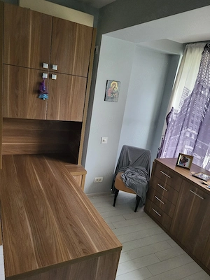 Birou cu etajera