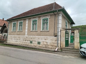 Se vinde casa cu bucatarie de vara,sura si 3400 mp teren intravilan in Vistea la 16 km de Cluj  - imagine 2