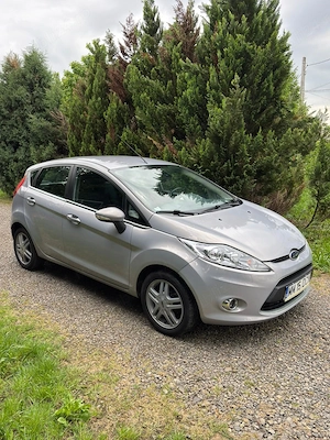 Ford Fiesta gri stare foarte bună 