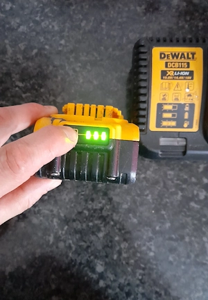 Vand Acumulator si incarcator  Dewalt 