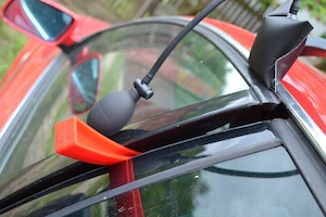 Deblocare deschidere autovehicule încuiate accidental