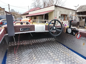 barcă cu motor 