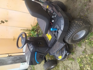 Vând tractoras cosit iarba in stare noua