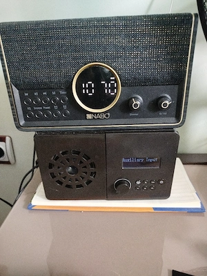 Două Radio fm cu bluethooh, ceas ,usb , card și aux.
