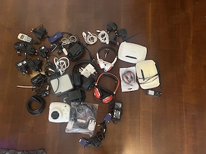 Lot diverse cabluri, încărcătoare telefoane mobile, Samsung,Apple,Nokia etc,iPod,Telefon LG,căști