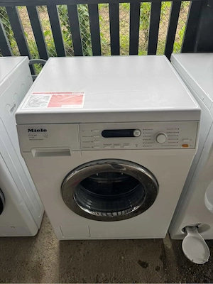 Vând maşina de spălat rufe Miele 