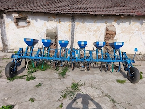 vând prăsitor cu fertilizator de mecanica Ceahlău  - imagine 4