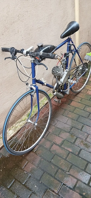 Bicicleta cursiera cu motor benzina 49 cc