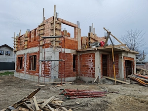 Constructii case la roșu