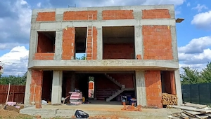 Constructii case la roșu - imagine 2