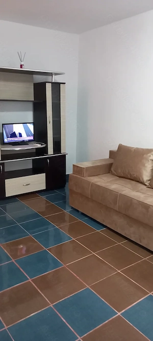 Inchiriez garsoniera mobilata    pe str Hipodrom  aprope de Liceul Pedagocic 