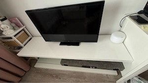 Comoda TV albă cu sistem audio încorporat