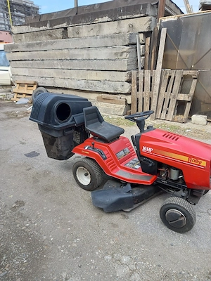 tractor tuns iarbă 