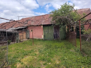 Casa 2 camere, baie, bucatrie - casa se vinde cu anexe gospodaresti si teren de 5000 mp, livada prun