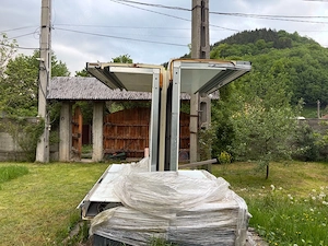 vitrine frigorifice și rafturi metalice