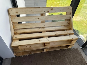    Mobilier rustic realizat din paleți. 