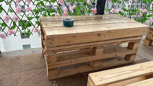 Mobilier rustic realizat din paleți.