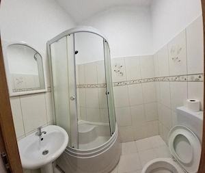 Brasov zona garii - Lacramioarelor, living + 2 camere, 54mp,  etaj 5, scara interioara. 81.000 EUR - imagine 5