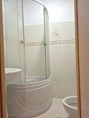 Brasov zona garii - Lacramioarelor, living + 2 camere, 54mp,  etaj 5, scara interioara. 81.000 EUR - imagine 4