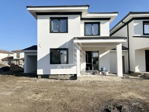 Jumatate de duplex cu 5 camere despartit prin garaj, 131 mp utili