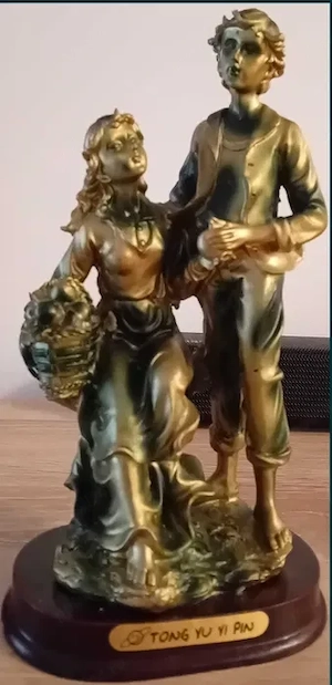 Vand statuie din colectia personala la pretul de 95 lei.Pret negociabil.Super pret. Dau detalii