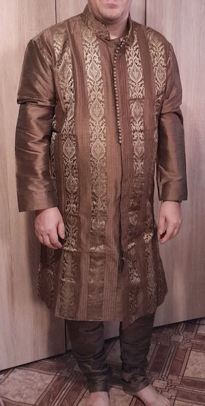 Costum traditional barbati, origine India, 300 lei