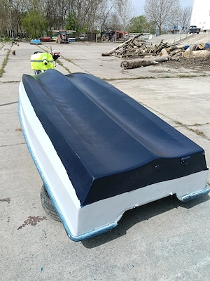 Vând barcă Trimaran 3,8m  1,5 m 