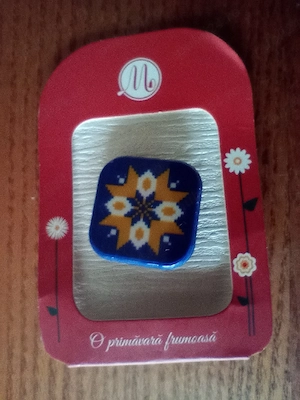 25. Mărțișor cu prindere tip buton