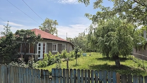 Casă şi teren 1005 mp de vânzare în Platoneşti   stradă principală
