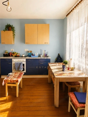 Casa solida plus gradina matura intr-o zona  linistita in centrul  Varias - imagine 8