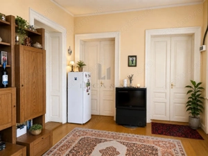 Casa solida plus gradina matura intr-o zona  linistita in centrul  Varias - imagine 4