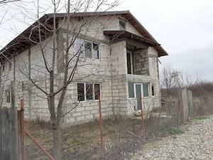 Vanzare casa ,220 mp,500 cu teren,fosa, fantana, utilitati la poarta,la rosu cu ferestre,80000 euro